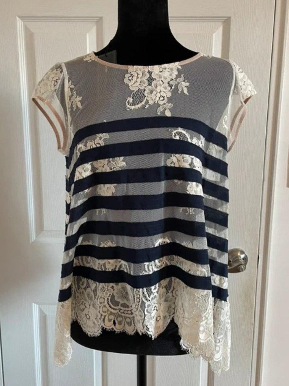BCBGMaxAzria Women’s Ivory Navy Lace Striped Sleeveless Top XXS NWT